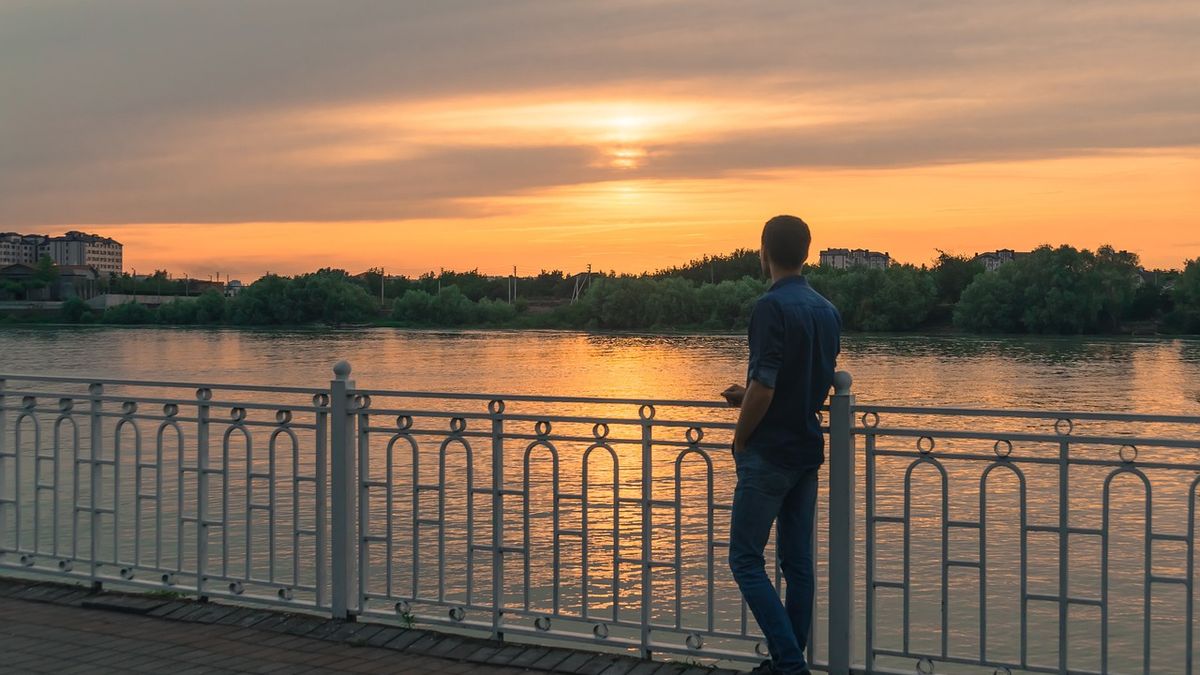 출장지에서 혼자 판단해야 하는 상황을 표현한 일상적인 모습