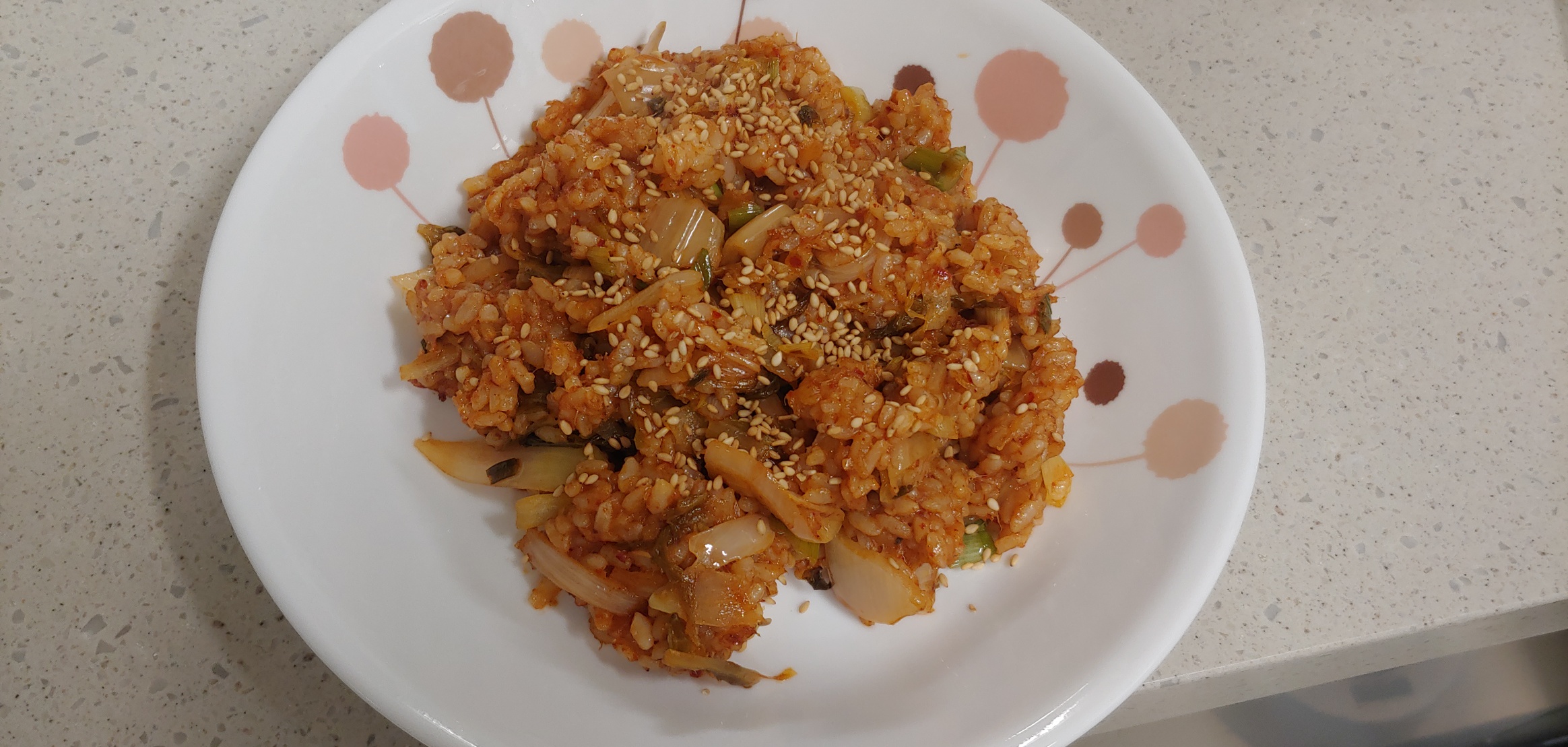 밥을 그릇에 담아 깨를 뿌려주면 완성입니다.