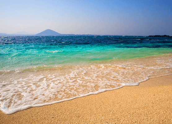 제주도 해변가이다. 모래가 있고 맑은 바닷물이 가득하다.