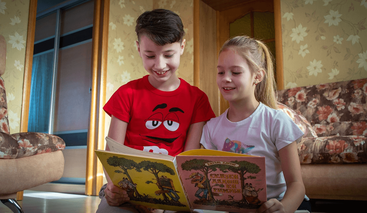 함께 책 읽는 초등학생들 사진