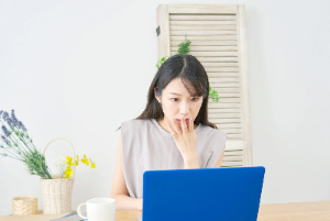 놀란 여성