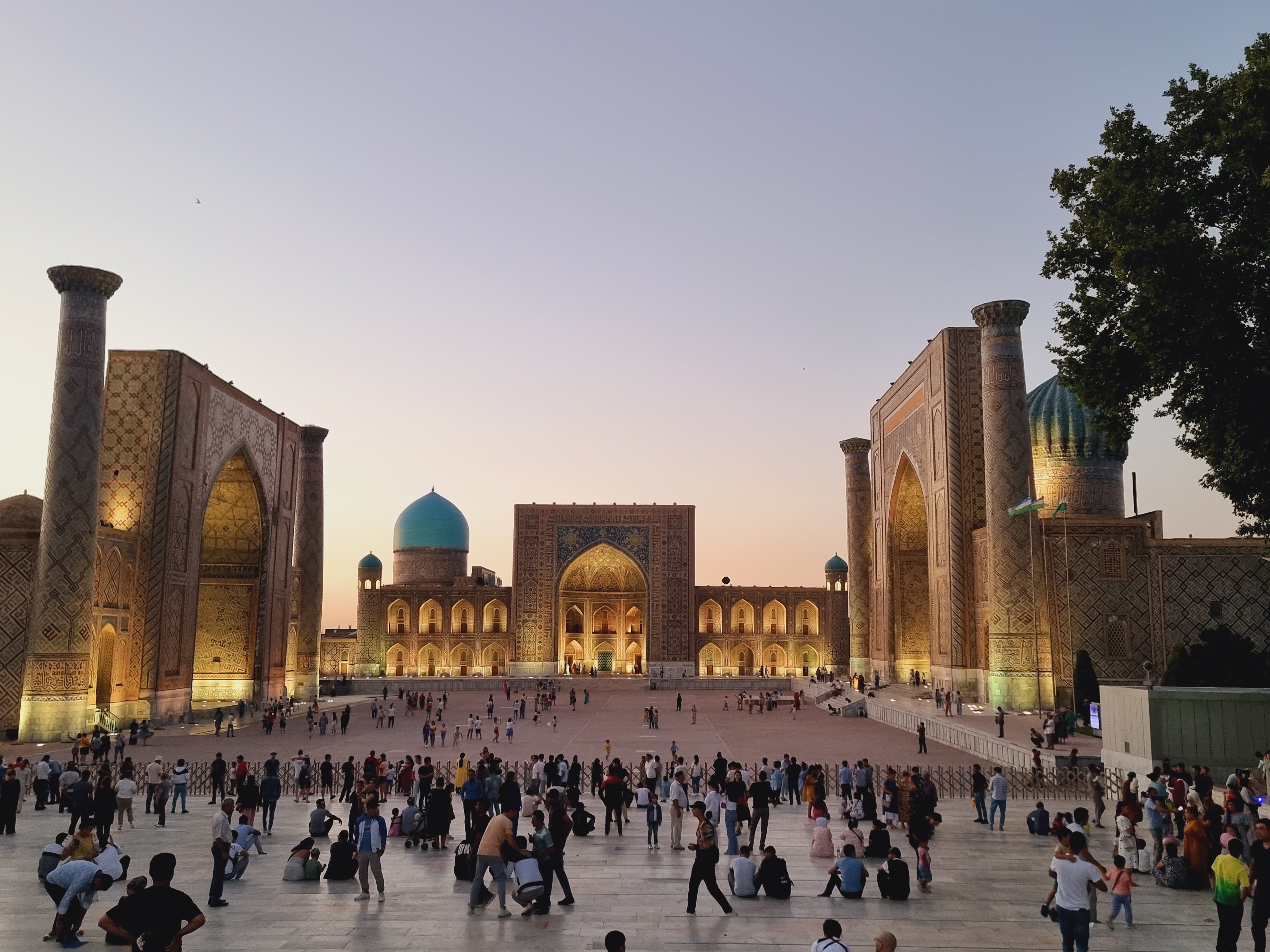 조명이 켜진 레기스탄 광장 아름다운 저녁모습