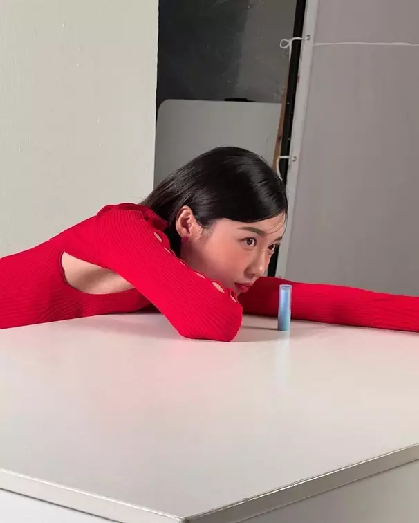 주현영 나이 / 빨간 니트를 입고 엎드린 모습