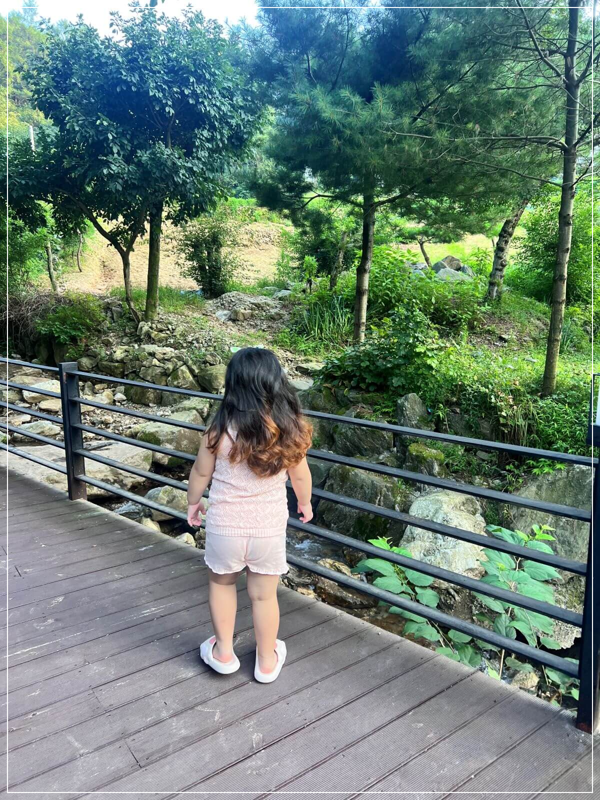 양평-계곡에서-자연을-바라보며-산책을-즐기는-어린-소녀의-뒷모습