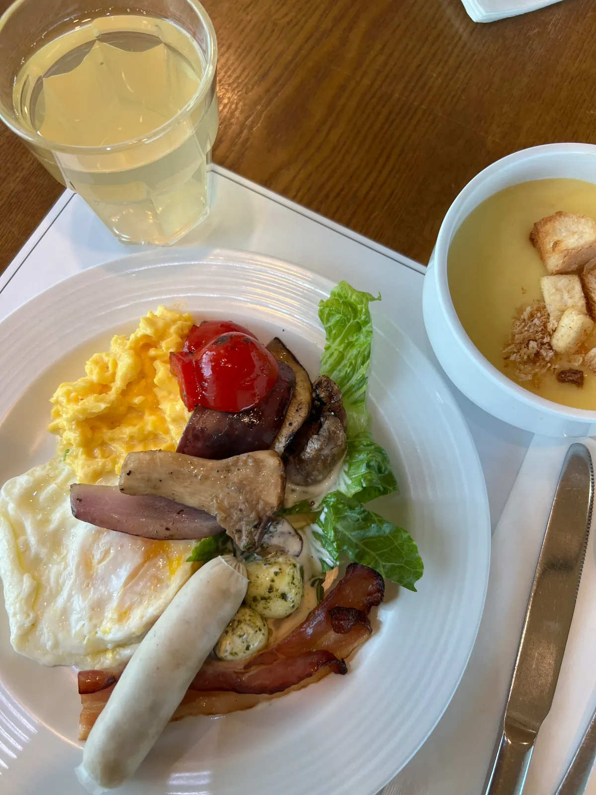 조식_주스_계란프라이_토마토_소시지_버섯_베이컨_양상추_스프