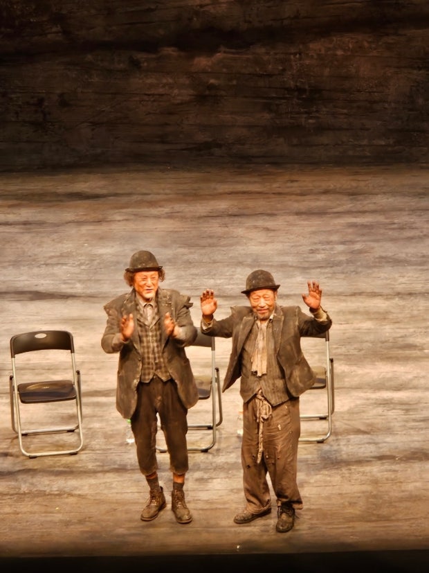 고도를 기다리며를 기다리며