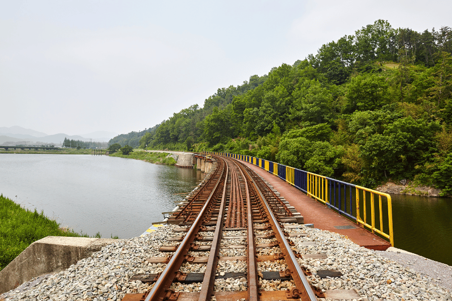 버려진 철길 따라 걷는 트레킹 코스