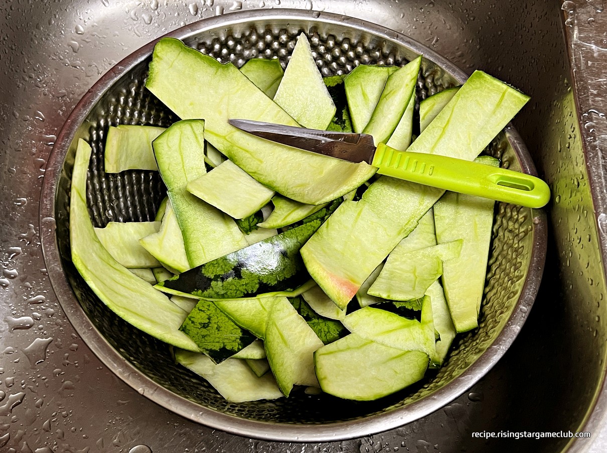 수박껍질(흰살) 무침에 들어갈 흰살을 제거하고 겉 껍질을 모아둔 사진