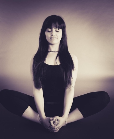 잠들기 전 가벼운 스트레칭으로 몸의 긴장을 푸는 모습