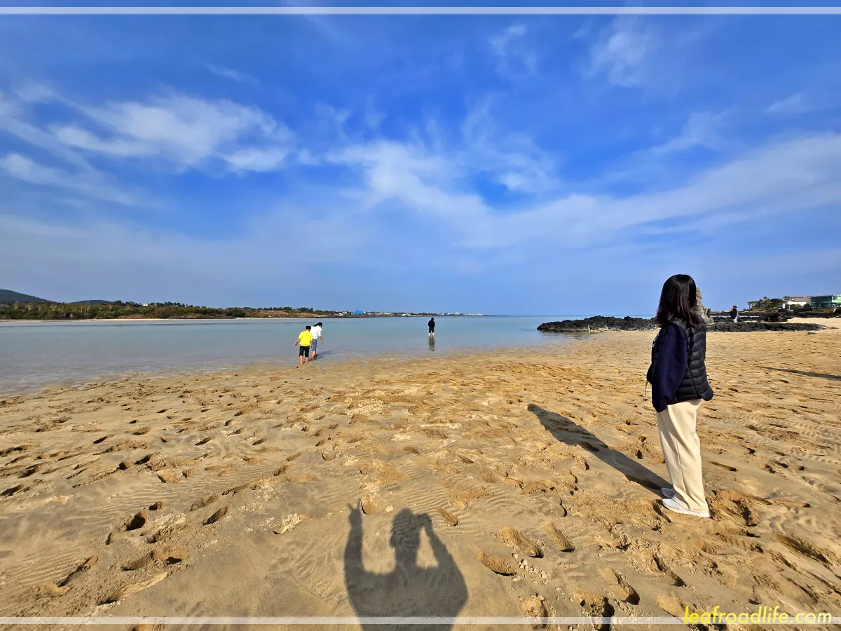 제주-표선-해수욕장-발담그는-아이들과-아내
