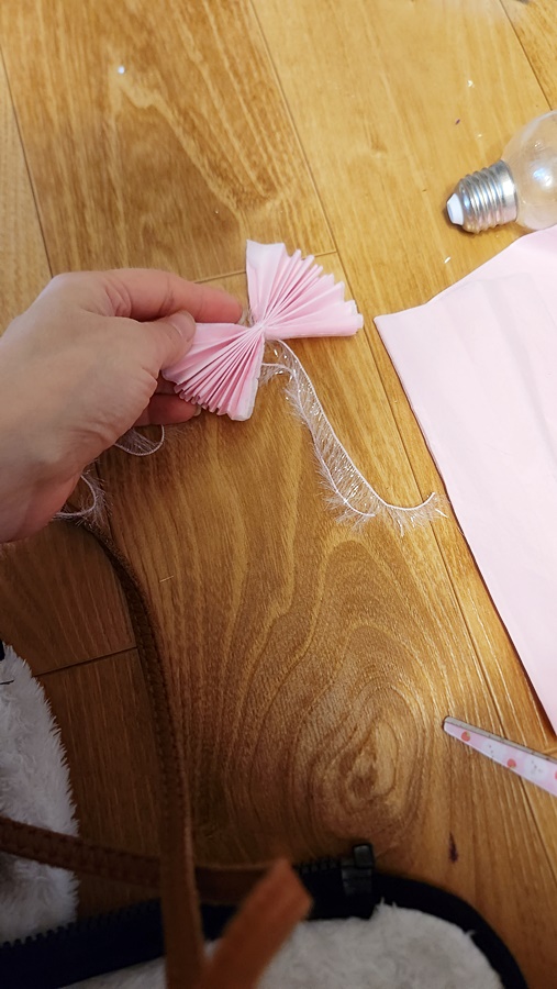 가운대를 굵은 끈으로 묶어줌