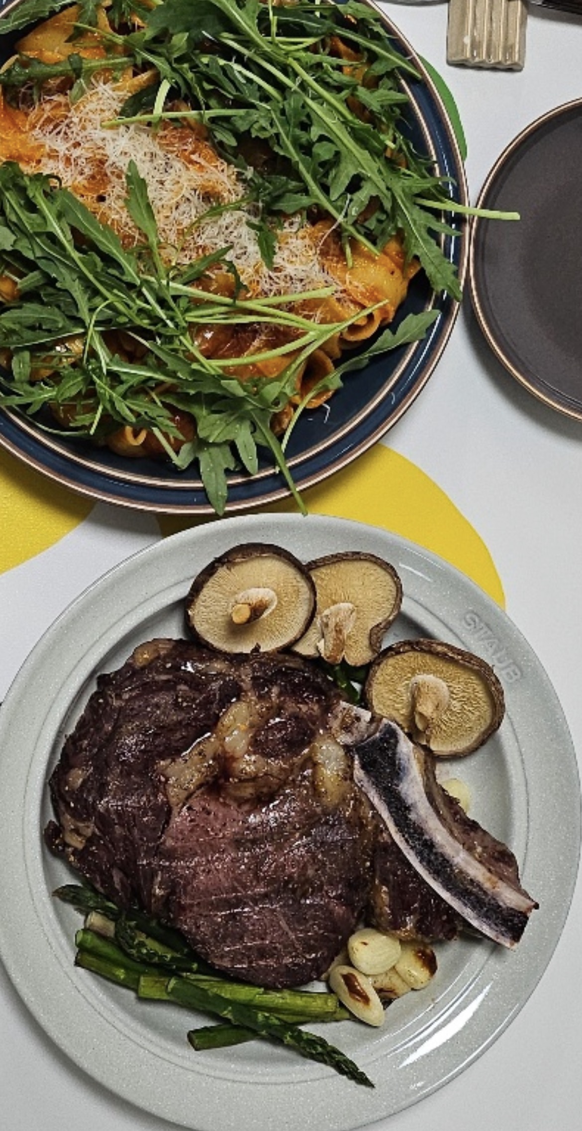 스테이크와 토마토루꼴라파스타