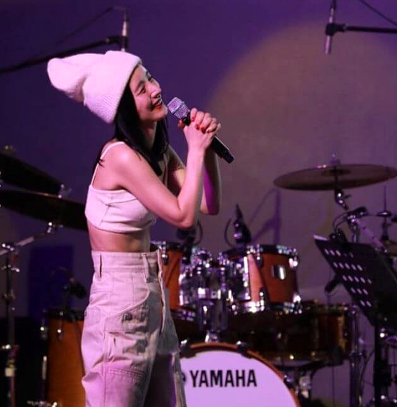 콘서트중에 웃고있는 오유미