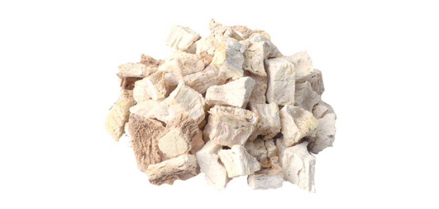 야생에서 채취를 한 천화분을 깨끗하게 세척하고 건조시킨 것을 깍뚝썰기로 썰어 놓은 것을 하얀 바닥 위에 놓아두고 찍은 사진