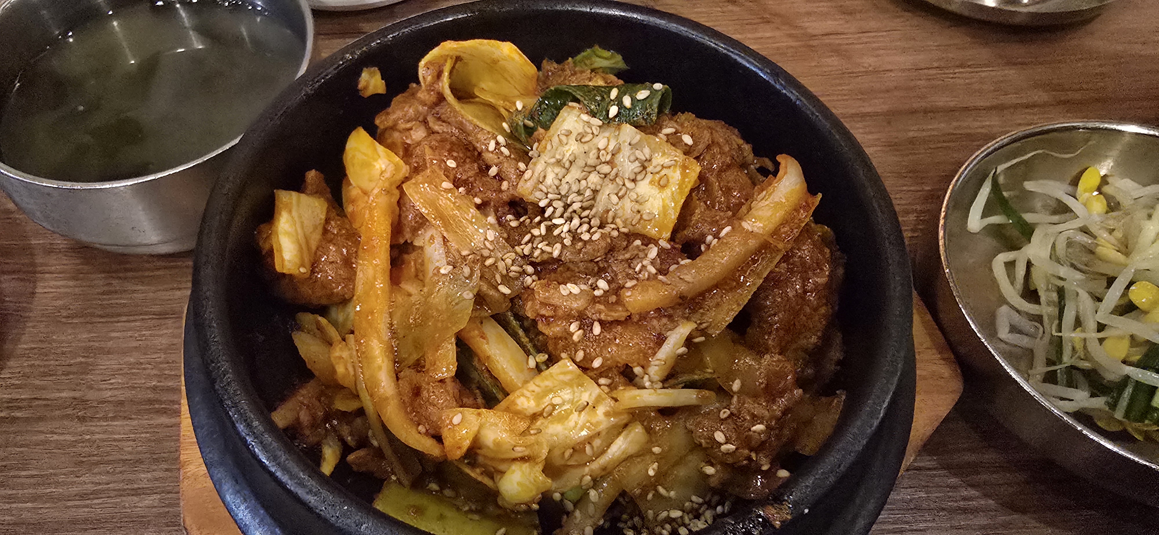 제육볶음은 식감도 좋고 야채도 많아서 먹기 좋았어요