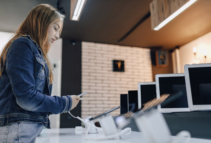 핸드폰을 구매하는 여자