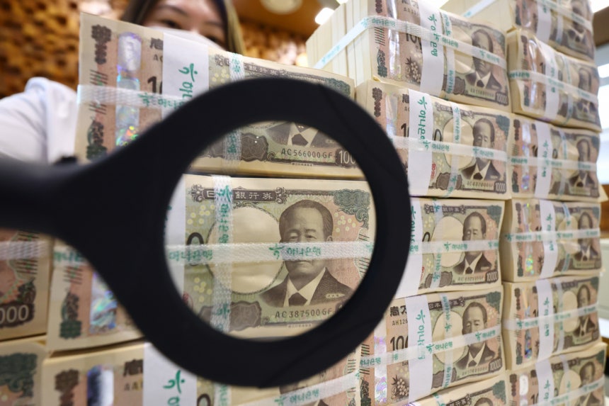 니케이255지수가 사상 최초 5만선을 돌파했다. 사진은 서울 중구 하나은행 위변조대응센터에서 직원이 엔화를 정리하는 모습.