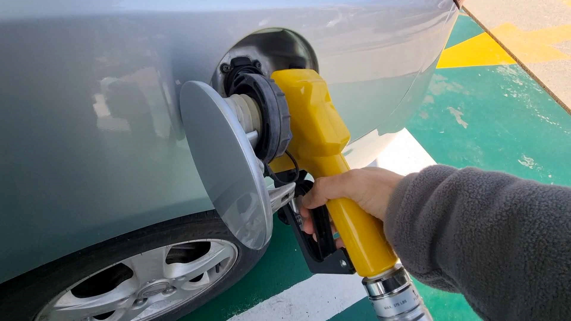 기름 넣는 모습