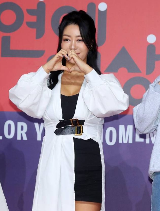 나는 솔로 10기 정숙 손 하트 하는 사진