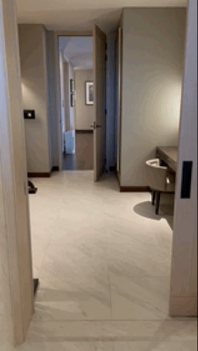 방콕 신돈켐핀스키 드레스룸 거실과 주방 동영상