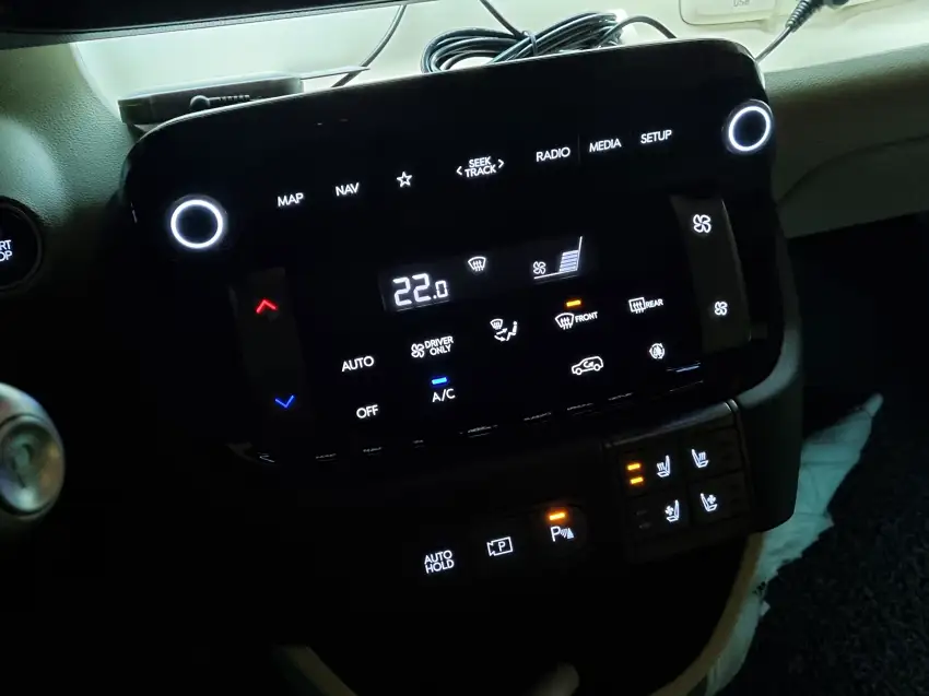 차 시동 전에 예약 공조가 작동하던 모습입니다.