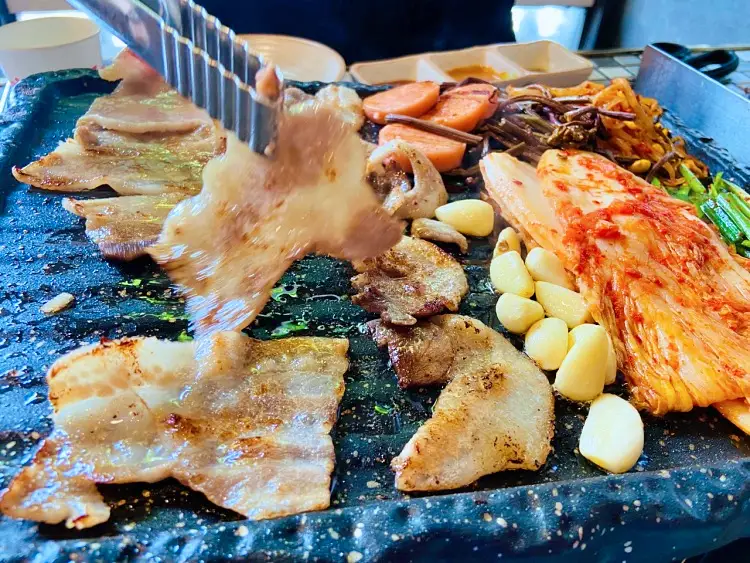 토요일은 밥이좋아 레트로 열풍 냉삼 파채, 콩나물무침, 부추무침, 구워먹는 고사리에 냉동삼겹살 맛있는 식당 연남동 맛집 추천 토밥즈 방송정보