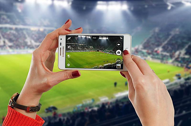 삼성-스마트폰으로-축구-경기를-촬영하는-모습