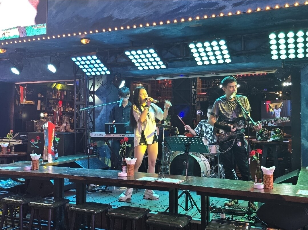 노래부르는 장면