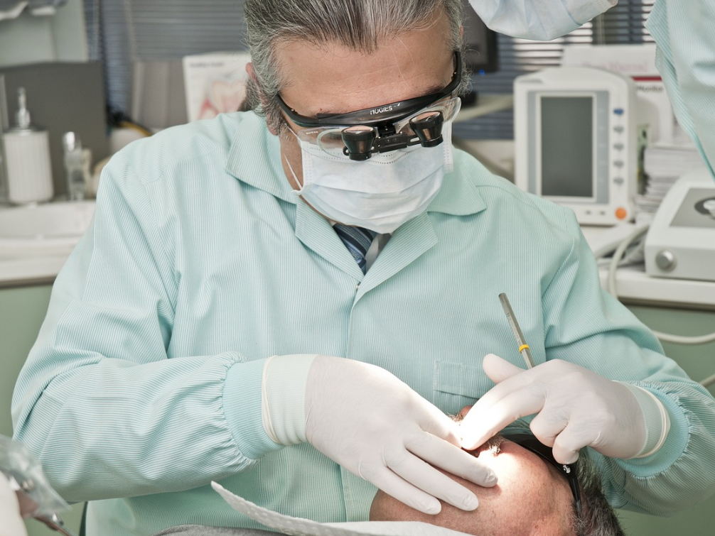 치과에서 치과의사가 치료하는 사진