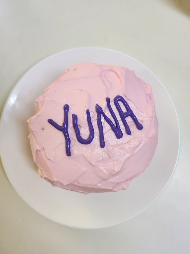 케이크 위에 이름을 씁니다.