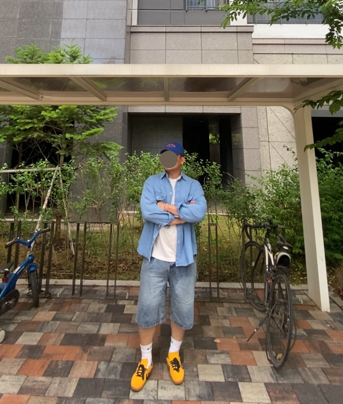 데일리룩('26. 5. 23.)윅 NEW YORK 빈티지 볼캡, 레테르코모 데님셔츠, 쿨탠다드 티셔츠, 디미트리블랙 버뮤다 데님 팬츠, 나이키 삭스, 컨버스 올스타 클래식 트레이너