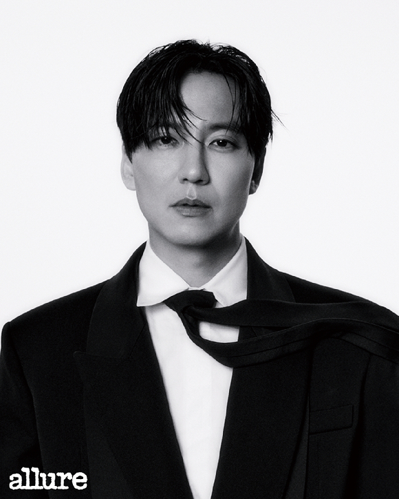배우 김남길이 화보 촬영에서 포즈를 취하고 있다. [사진=얼루어 코리아]