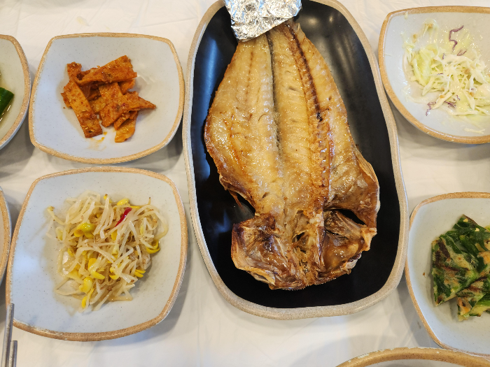 5가지 반찬이 담긴 접시가 테이블 위에 있다