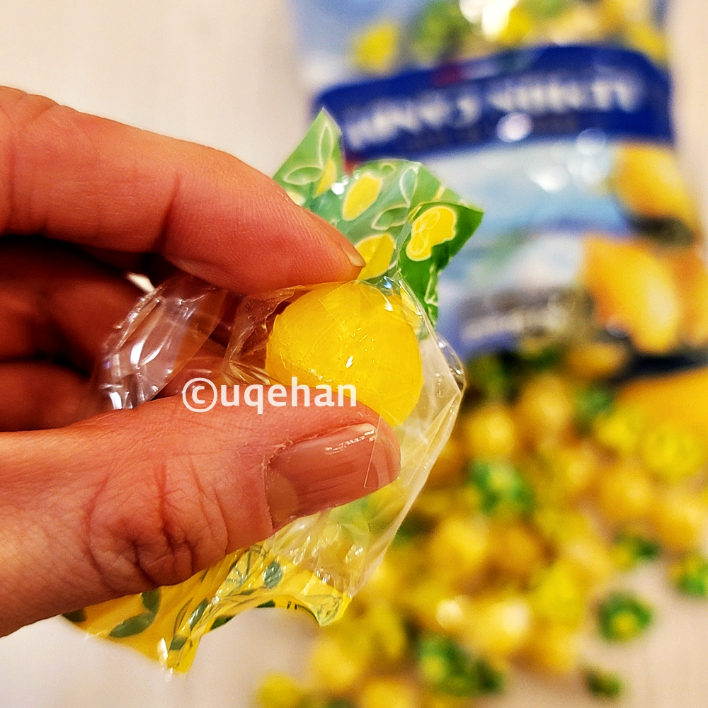 노브랜드 레몬캔디를 포장을 벗기고, 안에쌓인 투명 비닐을 한번더 벗겨내고 있다.