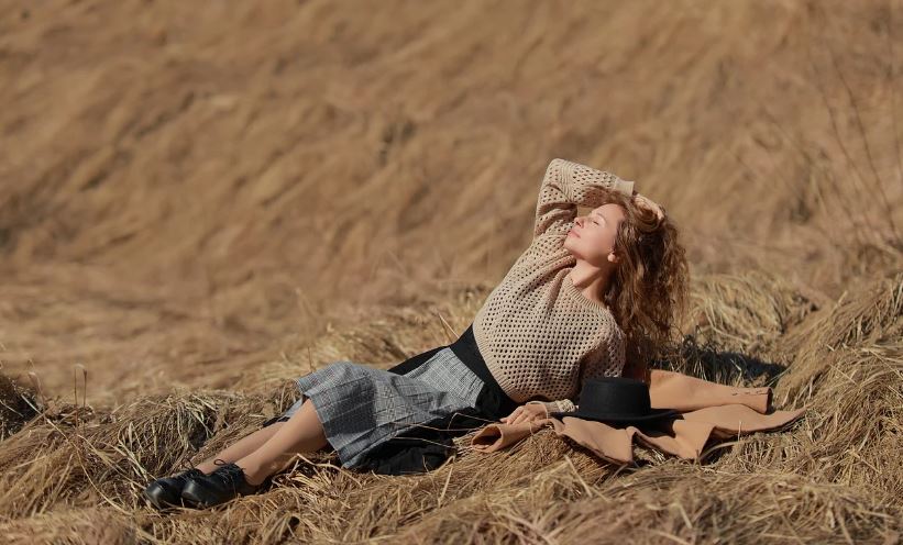 베이지코어 패션 예시 사진