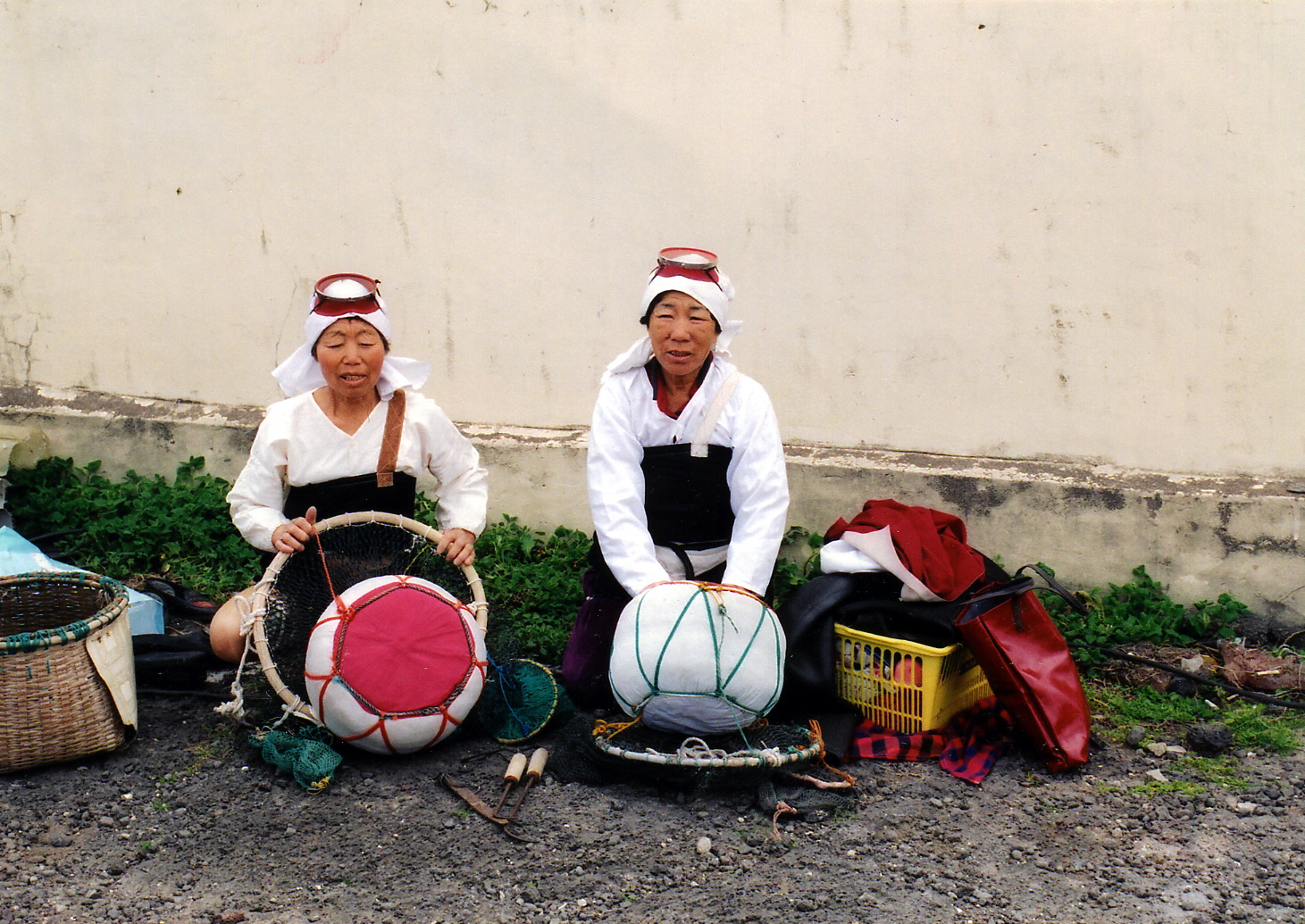 해녀보유자 사진(강등자, 김영자)