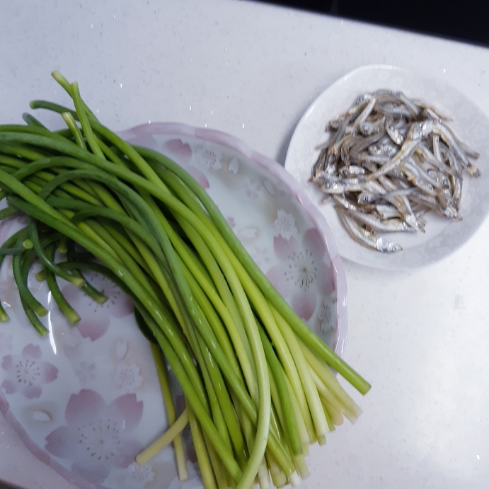 마늘종과-중멸치