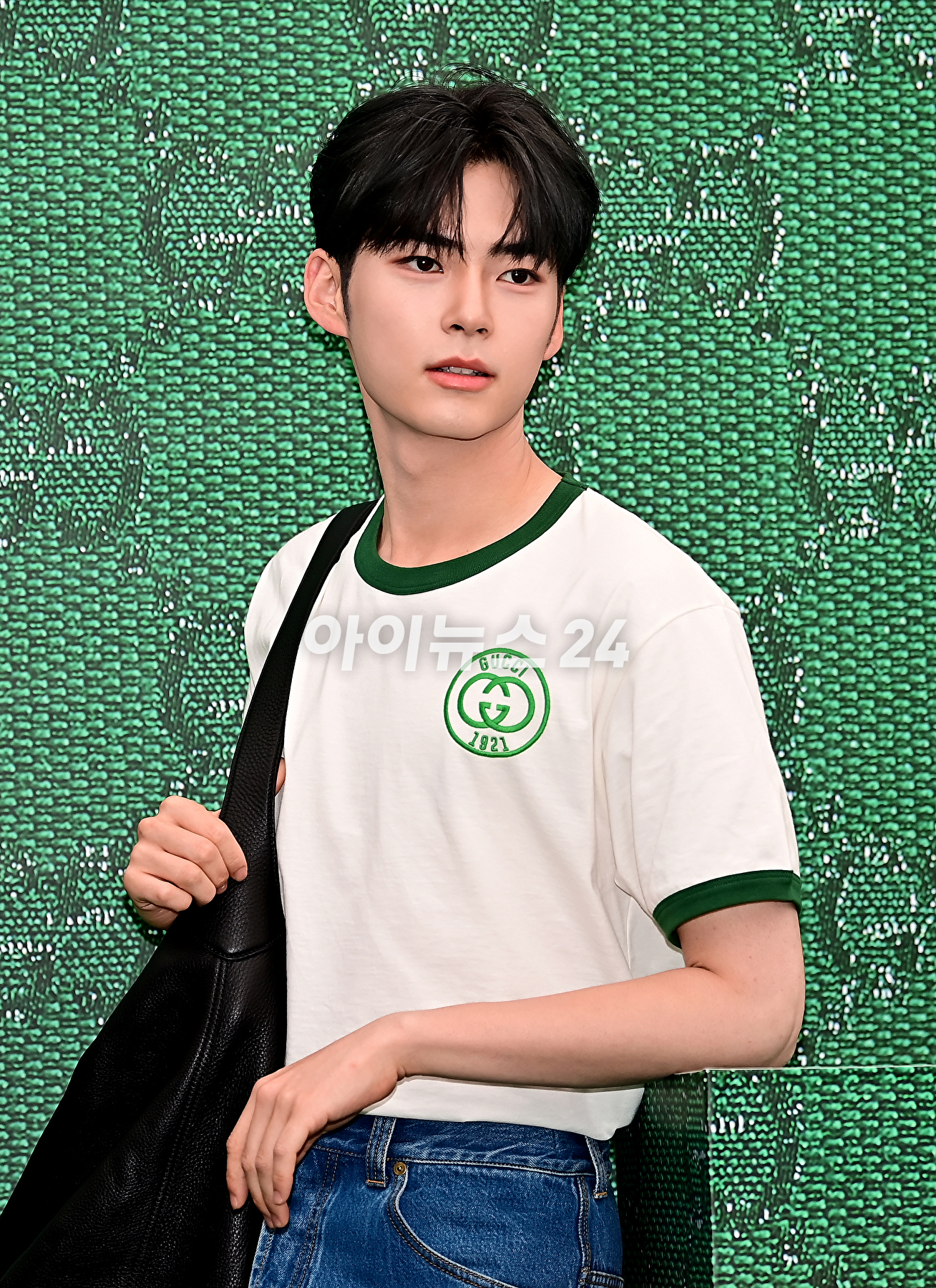 제로베이스원 성한빈이 6일 오후 서울 용산구 구찌가옥에서 열린 구찌(GUCCI) 신제품 출시 기념 행사에서 포토타임을 갖고 있다. [사진=곽영래 기자]