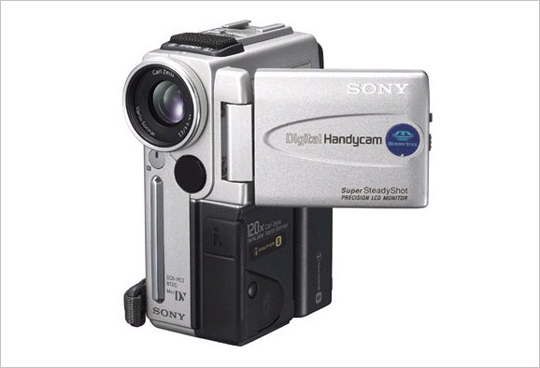 DCR-PC3 터치 패널이 있는 최초의 모델. 680만 화소 CCD