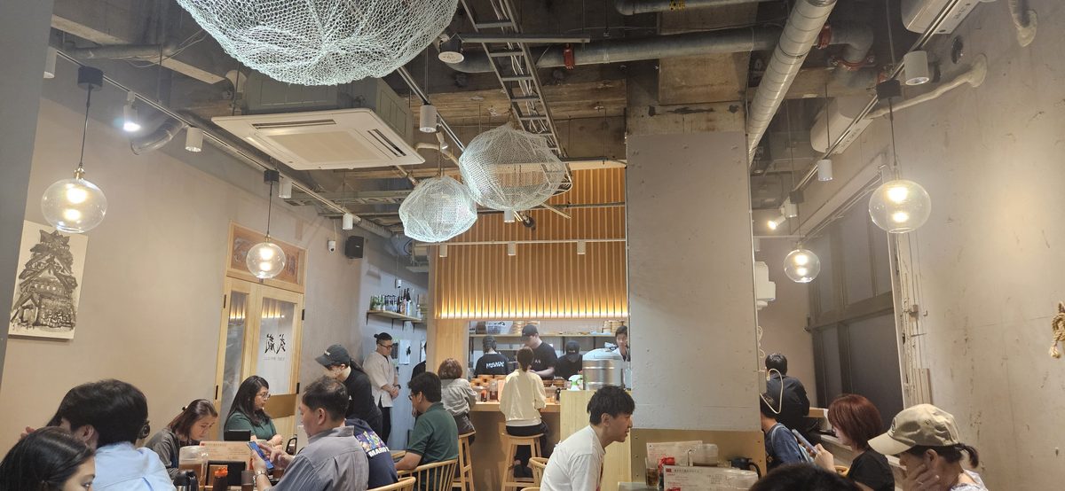 무사시 내부 전경 &mdash; 오픈 주방