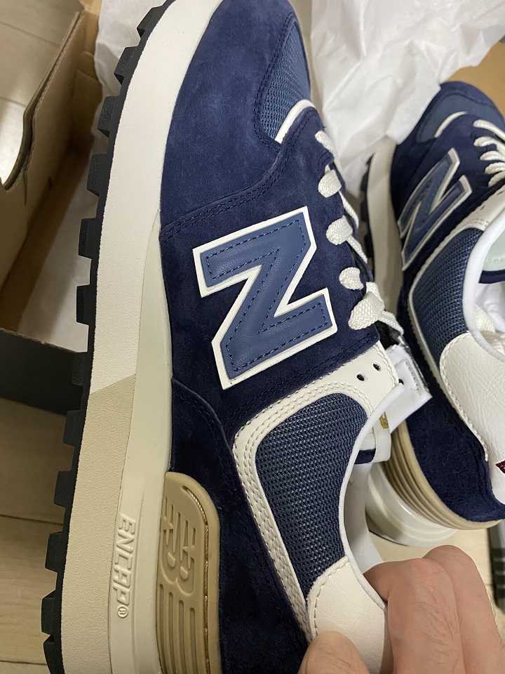 파란색-뉴발란스-운동화-옆쪽-바깥쪽-모습