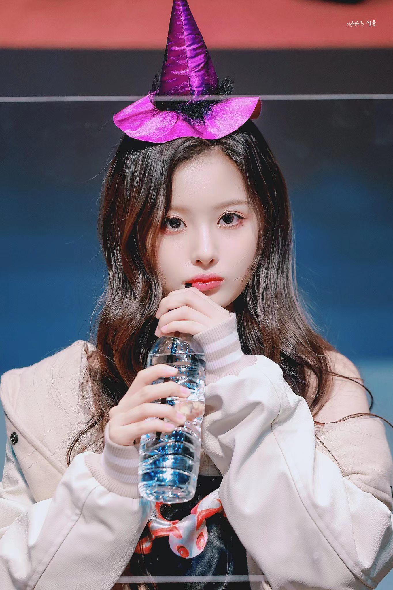 물을 마시는 설윤