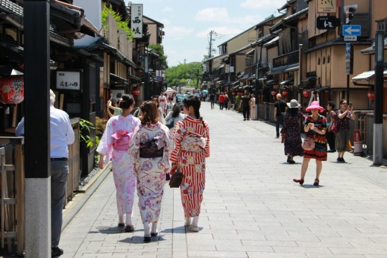 기온거리에서 기모노 입고 걸어가는 사진