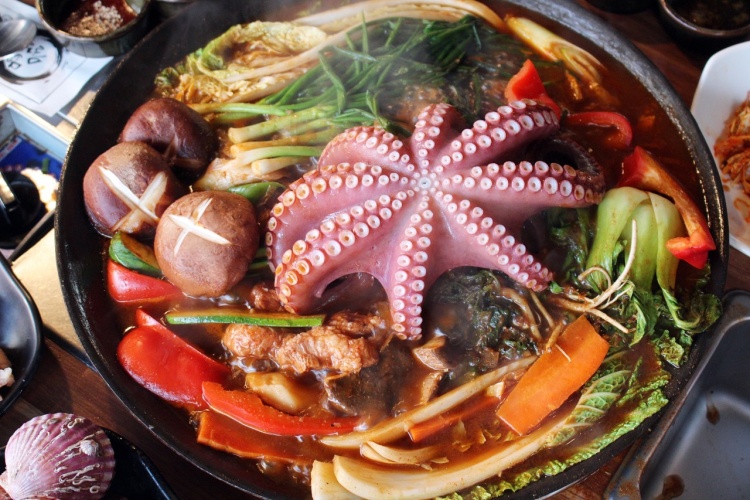 생방송오늘저녁 대구 달서구 월성동 탱글탱글한 문어와 쫄깃한 물갈비가 만나 탄생한 경상도식 갈비전골 칼칼한 문어 물갈비 맛집 추천