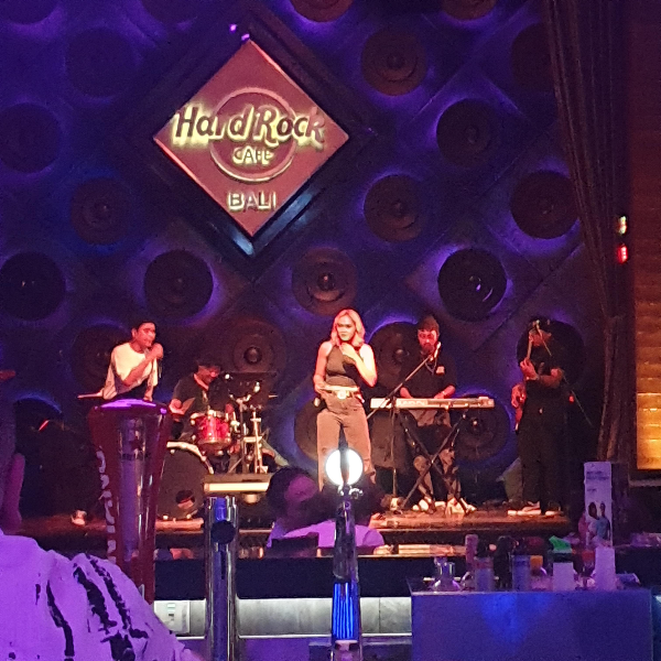 중앙 무대에서 공연하는 밴드 여성 보컬과 연주자들