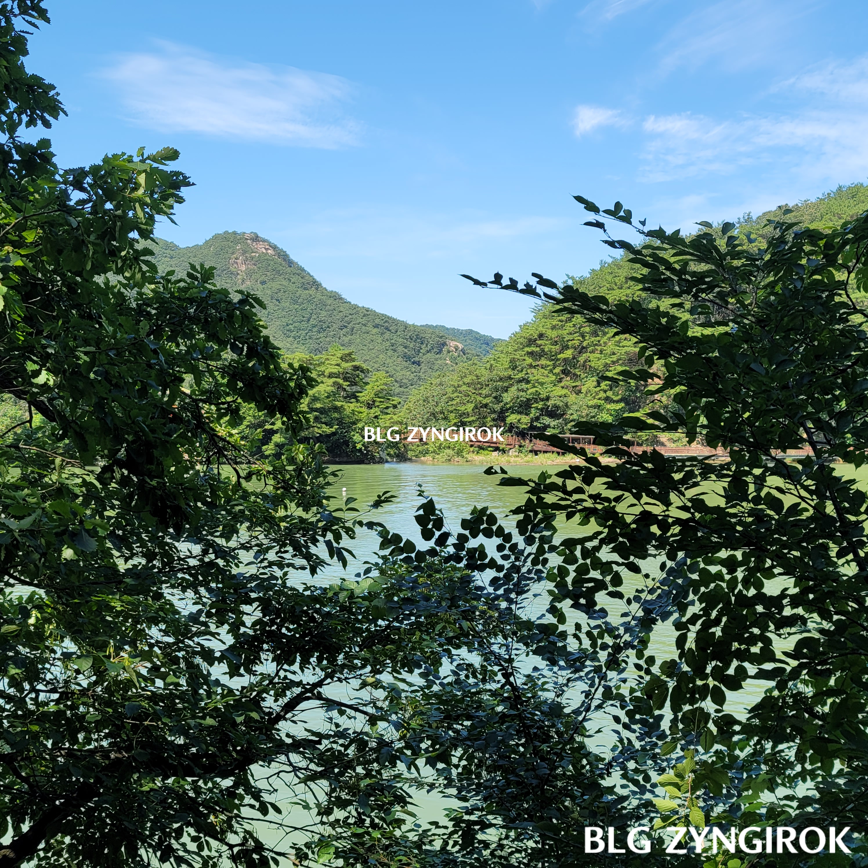 산정호수-나무사이-호수저편의-산모습이다.