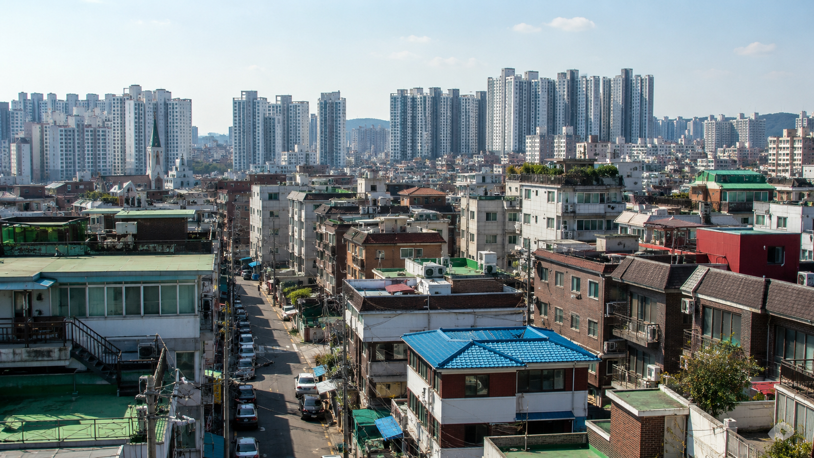 서울 도심 빌라 밀집 지역과 멀리 보이는 아파트단지