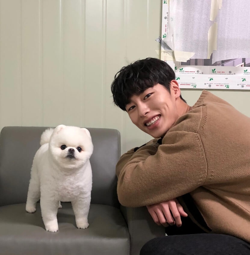 강아지와미소짓고있는-남성의모습