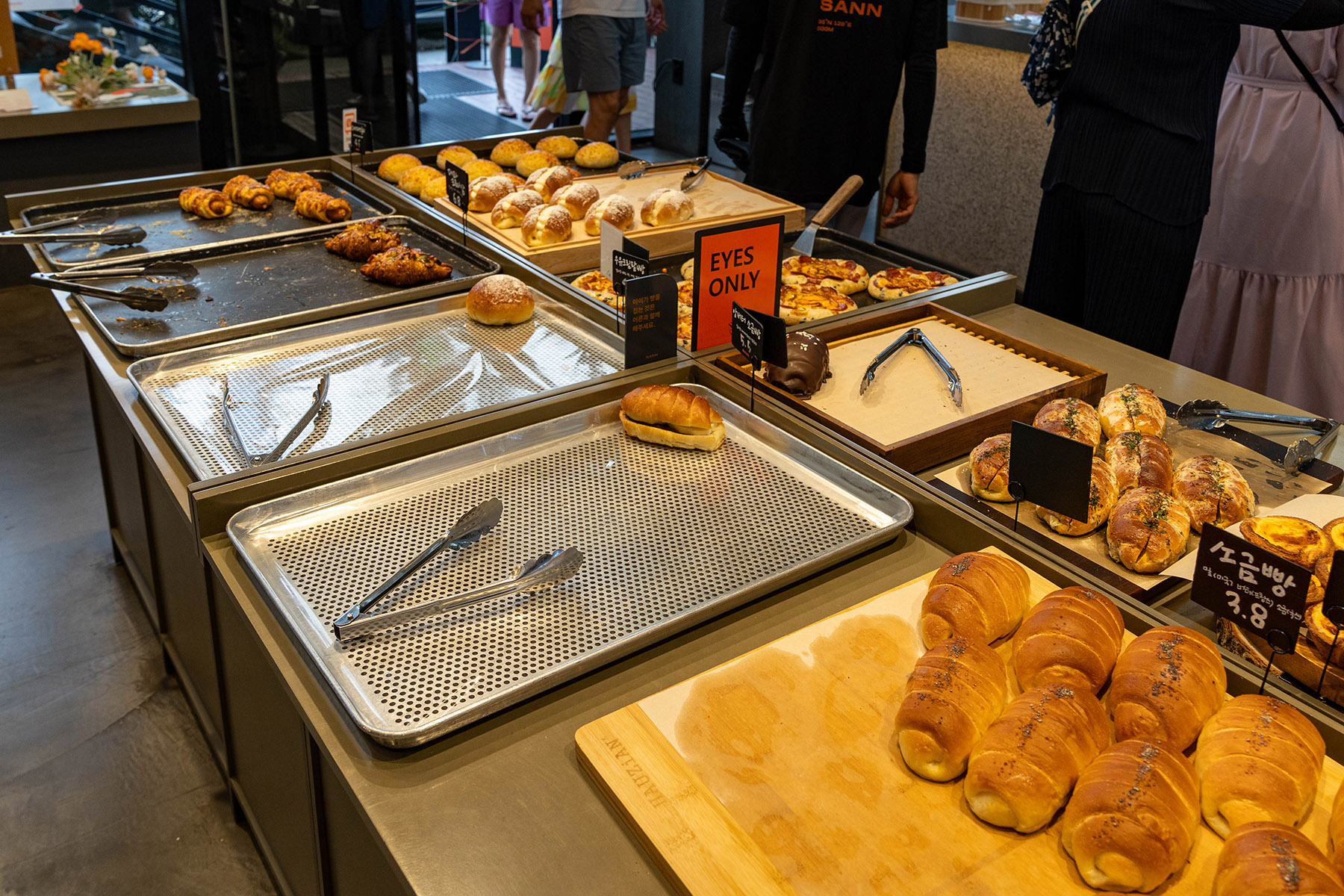 카페산 베이커리 진열대