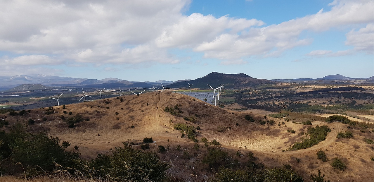 따라비오름의 분화구와 큰사슴이오름